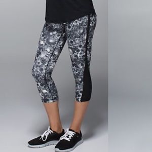 lululemon up the pace crop flowabunga black sz 4